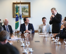 O governador Carlos Massa Ratinho Junior assinou nesta segunda-feira (6) decreto que prorroga os benefícios fiscais do Imposto sobre Circulação de Mercadorias e Serviços (ICMS) ao setor produtivo de todo o Estado. A medida beneficia setores como a agropecuária e indústria e busca manter a competitividade de mercado de diversos produtos paranaenses. Foto: José Fernando Ogura/ANPr - 06/05/2019