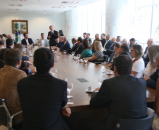 O governador Carlos Massa Ratinho Junior assinou nesta segunda-feira (6) decreto que prorroga os benefícios fiscais do Imposto sobre Circulação de Mercadorias e Serviços (ICMS) ao setor produtivo de todo o Estado. A medida beneficia setores como a agropecuária e indústria e busca manter a competitividade de mercado de diversos produtos paranaenses. Foto: José Fernando Ogura/ANPr - 06/05/2019