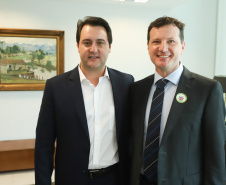 O governador Carlos Massa Ratinho Junior assinou nesta segunda-feira (6) decreto que prorroga os benefícios fiscais do Imposto sobre Circulação de Mercadorias e Serviços (ICMS) ao setor produtivo de todo o Estado. A medida beneficia setores como a agropecuária e indústria e busca manter a competitividade de mercado de diversos produtos paranaenses. Foto: Rodrigo Felix Leal/ANPr - 06/05/2019