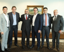 O governador Carlos Massa Ratinho Junior assinou nesta segunda-feira (6) decreto que prorroga os benefícios fiscais do Imposto sobre Circulação de Mercadorias e Serviços (ICMS) ao setor produtivo de todo o Estado. A medida beneficia setores como a agropecuária e indústria e busca manter a competitividade de mercado de diversos produtos paranaenses. Foto: Rodrigo Felix Leal/ANPr - 06/05/2019