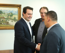 O governador Carlos Massa Ratinho Junior assinou nesta segunda-feira (6) decreto que prorroga os benefícios fiscais do Imposto sobre Circulação de Mercadorias e Serviços (ICMS) ao setor produtivo de todo o Estado. A medida beneficia setores como a agropecuária e indústria e busca manter a competitividade de mercado de diversos produtos paranaenses.Foto: Rodrigo Felix Leal/ANPr - 06/05/2019