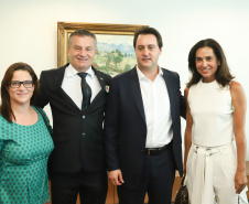 O governador Carlos Massa Ratinho Junior assinou nesta segunda-feira (6) decreto que prorroga os benefícios fiscais do Imposto sobre Circulação de Mercadorias e Serviços (ICMS) ao setor produtivo de todo o Estado. A medida beneficia setores como a agropecuária e indústria e busca manter a competitividade de mercado de diversos produtos paranaenses. Foto: Rodrigo Felix Leal/ANPr - 06/05/2019