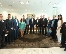 O governador Carlos Massa Ratinho Junior assinou nesta segunda-feira (6) decreto que prorroga os benefícios fiscais do Imposto sobre Circulação de Mercadorias e Serviços (ICMS) ao setor produtivo de todo o Estado. A medida beneficia setores como a agropecuária e indústria e busca manter a competitividade de mercado de diversos produtos paranaenses. Foto: Rodrigo Felix Leal/ANPr - 06/05/2019