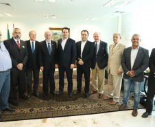 O governador Carlos Massa Ratinho Junior assinou nesta segunda-feira (6) decreto que prorroga os benefícios fiscais do Imposto sobre Circulação de Mercadorias e Serviços (ICMS) ao setor produtivo de todo o Estado. A medida beneficia setores como a agropecuária e indústria e busca manter a competitividade de mercado de diversos produtos paranaenses. Foto: Rodrigo Felix Leal/ANPr - 06/05/2019