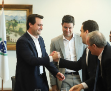 O governador Carlos Massa Ratinho Junior assinou nesta segunda-feira (6) decreto que prorroga os benefícios fiscais do Imposto sobre Circulação de Mercadorias e Serviços (ICMS) ao setor produtivo de todo o Estado. A medida beneficia setores como a agropecuária e indústria e busca manter a competitividade de mercado de diversos produtos paranaenses. Foto: Rodrigo Felix Leal/ANPr - 06/05/2019