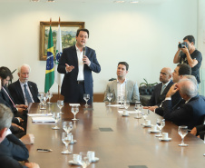 O governador Carlos Massa Ratinho Junior assinou nesta segunda-feira (6) decreto que prorroga os benefícios fiscais do Imposto sobre Circulação de Mercadorias e Serviços (ICMS) ao setor produtivo de todo o Estado. A medida beneficia setores como a agropecuária e indústria e busca manter a competitividade de mercado de diversos produtos paranaenses. Foto: Rodrigo Felix Leal/ANPr - 06/05/2019