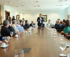 O governador Carlos Massa Ratinho Junior assinou nesta segunda-feira (6) decreto que prorroga os benefícios fiscais do Imposto sobre Circulação de Mercadorias e Serviços (ICMS) ao setor produtivo de todo o Estado. A medida beneficia setores como a agropecuária e indústria e busca manter a competitividade de mercado de diversos produtos paranaenses. Foto: Rodrigo Felix Leal/ANPr - 06/05/2019