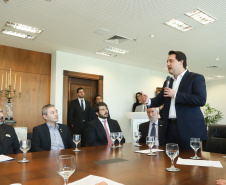 O governador Carlos Massa Ratinho Junior assinou nesta segunda-feira (6) decreto que prorroga os benefícios fiscais do Imposto sobre Circulação de Mercadorias e Serviços (ICMS) ao setor produtivo de todo o Estado. A medida beneficia setores como a agropecuária e indústria e busca manter a competitividade de mercado de diversos produtos paranaenses. Foto: Rodrigo Felix Leal/ANPr - 06/05/2019