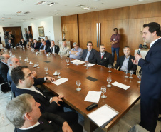 O governador Carlos Massa Ratinho Junior assinou nesta segunda-feira (6) decreto que prorroga os benefícios fiscais do Imposto sobre Circulação de Mercadorias e Serviços (ICMS) ao setor produtivo de todo o Estado. A medida beneficia setores como a agropecuária e indústria e busca manter a competitividade de mercado de diversos produtos paranaenses. Foto: Rodrigo Felix Leal/ANPr - 06/05/2019