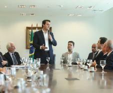 O governador Carlos Massa Ratinho Junior assinou nesta segunda-feira (6) decreto que prorroga os benefícios fiscais do Imposto sobre Circulação de Mercadorias e Serviços (ICMS) ao setor produtivo de todo o Estado. A medida beneficia setores como a agropecuária e indústria e busca manter a competitividade de mercado de diversos produtos paranaenses. Foto: Rodrigo Felix Leal/ANPr - 06/05/2019