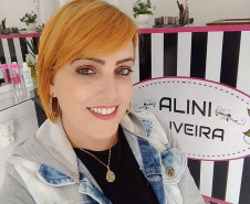  Para a cabeleireira Alini Oliveira, 35 anos, usar o aplicativo está sendo interessante e bem prático. “Baixei o aplicativo já tem uns dois meses e nesse tempo pude ter a experiência de trabalhar, de ter as pessoas me contratando e descobrindo meu serviço, o que é muito importante. Já fui contratada quatro vezes. É muito bom”, conta a prestadora de serviços. Foto: Divulgação/SEJUF
