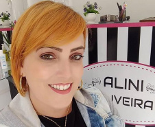 Para a cabeleireira Alini Oliveira, 35 anos, usar o aplicativo está sendo interessante e bem prático. “Baixei o aplicativo já tem uns dois meses e nesse tempo pude ter a experiência de trabalhar, de ter as pessoas me contratando e descobrindo meu serviço, o que é muito importante. Já fui contratada quatro vezes. É muito bom”, conta a prestadora de serviços.  Foto: Divulgação/SEJUF