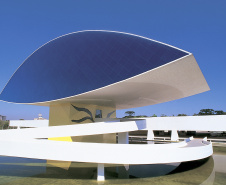 Quem visitar o Museu Oscar Niemeyer nesta quarta-feira (8) – dia da semana em que o acesso é sempre gratuito – poderá participar de diversas atividades especiais. Não há custo para o público e nem é necessário ter conhecimento prévio em arte.Foto: Carlos Renato Fernandes/Divulgação/MON
