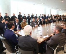 O governador Carlos Massa Ratinho Junior entregou nesta quarta-feira armas, rádios comunicadores e veículos de escolta ao Departamento Penitenciário do Paraná (Depen). O objetivo é equipar e modernizar o sistema prisional do Estado. Curitiba, 08/05/2019. Foto: José Fernando Ogura/ANPr