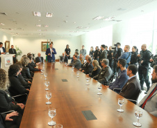 O governador Carlos Massa Ratinho Junior entregou nesta quarta-feira (8), em cerimônia no Palácio Iguaçu, novas armas, rádios comunicadores e veículos de escolta ao Departamento Penitenciário do Paraná (Depen). Foto: Rodrigo Felix Leal/ANPr