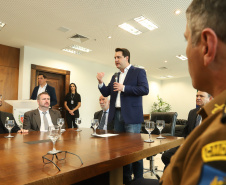 O governador Carlos Massa Ratinho Junior entregou nesta quarta-feira (8), em cerimônia no Palácio Iguaçu, novas armas, rádios comunicadores e veículos de escolta ao Departamento Penitenciário do Paraná (Depen). Foto: Rodrigo Felix Leal/ANPr