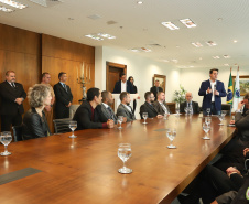 O governador Carlos Massa Ratinho Junior entregou nesta quarta-feira (8), em cerimônia no Palácio Iguaçu, novas armas, rádios comunicadores e veículos de escolta ao Departamento Penitenciário do Paraná (Depen). Foto: Rodrigo Felix Leal/ANPr