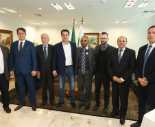 O governador Carlos Massa Ratinho Junior entregou nesta quarta-feira (8), em cerimônia no Palácio Iguaçu, novas armas, rádios comunicadores e veículos de escolta ao Departamento Penitenciário do Paraná (Depen). Foto: Rodrigo Felix Leal/ANPr