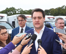 O governador Carlos Massa Ratinho Junior entregou nesta quarta-feira (8), em cerimônia no Palácio Iguaçu, novas armas, rádios comunicadores e veículos de escolta ao Departamento Penitenciário do Paraná (Depen). Foto: Rodrigo Felix Leal/ANPr