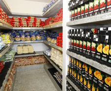 Terceira remessa de alimentos não perecíveis chega às escolas estaduais. Foto: Hedeson Alves-SEED/ Arquivo ANPr
