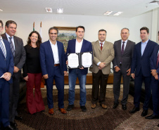 Uma nova parceria do Governo do Estado com a Volkswagen foi anunciada nesta quarta-feira (8) para investimento em ação social no Paraná. O anúncio aconteceu em solenidade com o governador Carlos Massa Ratinho Junior e o CEO da Volkswagen América Latina, Pablo Di Si, no Palácio Iguaçu. Curitiba,08/05/2019 Foto:Jaelson Lucas / ANPr