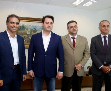 Uma nova parceria do Governo do Estado com a Volkswagen foi anunciada nesta quarta-feira (8) para investimento em ação social no Paraná. O anúncio aconteceu em solenidade com o governador Carlos Massa Ratinho Junior e o CEO da Volkswagen América Latina, Pablo Di Si, no Palácio Iguaçu. Curitiba,08/05/2019 Foto:Jaelson Lucas / ANPr