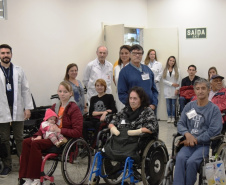  Secretaria da Saúde do Paraná, por meio da Fundação Estatal de Atenção em Saúde do Estado do Paraná (Funeas), fez hoje a entrega de 33 cadeiras de rodas motorizadas a pacientes do Centro Hospitalar de Reabilitação Ana Carolina Moura Xavier (CHR), em Curitiba. São cadeiras fabricadas no Rio Grande do Sul e feitas sob medida, de acordo com as necessidades individuais dos pacientes. Foto:Diogo Pracz de Oliveira/SESA