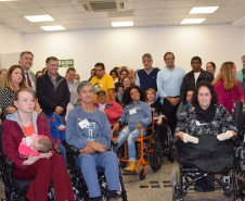  Secretaria da Saúde do Paraná, por meio da Fundação Estatal de Atenção em Saúde do Estado do Paraná (Funeas), fez hoje a entrega de 33 cadeiras de rodas motorizadas a pacientes do Centro Hospitalar de Reabilitação Ana Carolina Moura Xavier (CHR), em Curitiba. São cadeiras fabricadas no Rio Grande do Sul e feitas sob medida, de acordo com as necessidades individuais dos pacientes. Foto:Diogo Pracz de Oliveira/SESA