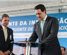 O governador Carlos Massa Ratinho Junior recebe  em Foz do Iguaçu, o presidente Jair Bolsonaro e o presidente do Paraguai Mario Abdo Benítez para o lançamento da pedra fundamental da segunda ponte entre Brasil e Paraguai, em cerimônia  no Marco das Três Fronteiras, nesta sexta-feira (10).   Foz do Iguaçu, 10/05/2019 -  Foto: Geraldo Bubniak/ANPr