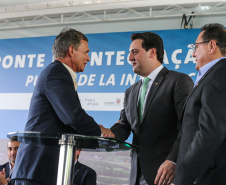 O governador Carlos Massa Ratinho Junior recebe  em Foz do Iguaçu, o presidente Jair Bolsonaro e o presidente do Paraguai Mario Abdo Benítez para o lançamento da pedra fundamental da segunda ponte entre Brasil e Paraguai, em cerimônia  no Marco das Três Fronteiras, nesta sexta-feira (10).   Foz do Iguaçu, 10/05/2019 -  Foto: Geraldo Bubniak/ANPr