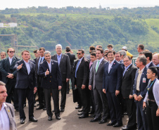 O governador Carlos Massa Ratinho Junior recebe  em Foz do Iguaçu, o presidente Jair Bolsonaro e o presidente do Paraguai Mario Abdo Benítez para o lançamento da pedra fundamental da segunda ponte entre Brasil e Paraguai, em cerimônia  no Marco das Três Fronteiras, nesta sexta-feira (10).   Foz do Iguaçu, 10/05/2019 -  Foto: Geraldo Bubniak/ANPr