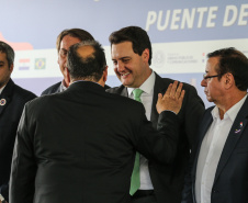 O governador Carlos Massa Ratinho Junior recebe  em Foz do Iguaçu, o presidente Jair Bolsonaro e o presidente do Paraguai Mario Abdo Benítez para o lançamento da pedra fundamental da segunda ponte entre Brasil e Paraguai, em cerimônia  no Marco das Três Fronteiras, nesta sexta-feira (10).   Foz do Iguaçu, 10/05/2019 -  Foto: Geraldo Bubniak/ANPr