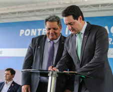O governador Carlos Massa Ratinho Junior recebe  em Foz do Iguaçu, o presidente Jair Bolsonaro e o presidente do Paraguai Mario Abdo Benítez para o lançamento da pedra fundamental da segunda ponte entre Brasil e Paraguai, em cerimônia  no Marco das Três Fronteiras, nesta sexta-feira (10).   Foz do Iguaçu, 10/05/2019 -  Foto: Geraldo Bubniak/ANPr