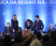 O governador Carlos Massa Ratinho Junior destacou nesta sexta-feira (10) que as forças de segurança do Paraná conseguiram reduzir em 32% o número de homicídios nos primeiros 120 dias deste ano, na comparação com o mesmo quadrimestre do ano passado