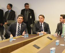 O Centro Integrado de Inteligência de Segurança Pública da Região Sul (CIISP-Sul) iniciou oficialmente as atividades nesta sexta-feira (10). A unidade funciona em Curitiba e a ativação contou com a presença do presidente Jair Bolsonaro, do governador Carlos Massa Ratinho Junior, do ministro da Justiça e Segurança Pública, Sérgio Moro, e de representantes do Rio Grande do Sul e Santa Catarina, além de autoridades federais e estaduais.

Foto: Rodrigo Felix Leal/ANPr