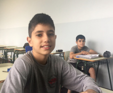 Em 2015, a família dos primos Eili Al Housh, 12 anos, e Daniel Al Saad, 11 anos, deixaram a cidade de Damasco, na Síria, fugindo da guerra civil, e vieram ao Brasil em busca de um recomeço. Eles escolheram o Paraná por recomendação de conterrâneos que vivem aqui. Hoje, já adaptados, reconhecem que o acolhimento com que foram recebidos no Colégio Estadual Júlia Wanderley foi fundamental para superar a barreira da comunicação.  Foto: Divulgação/SEED