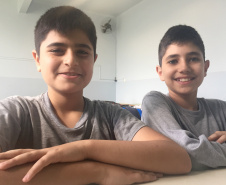 Em 2015, a família dos primos Eili Al Housh, 12 anos, e Daniel Al Saad, 11 anos, deixaram a cidade de Damasco, na Síria, fugindo da guerra civil, e vieram ao Brasil em busca de um recomeço. Eles escolheram o Paraná por recomendação de conterrâneos que vivem aqui. Hoje, já adaptados, reconhecem que o acolhimento com que foram recebidos no Colégio Estadual Júlia Wanderley foi fundamental para superar a barreira da comunicação.  Foto: Divulgação/SEED
