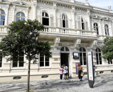O setor Educativo do Museu da Imagem e do Som do Paraná(MIS-PR), organiza grupos de interessados em fazer visitas guiadas pela mostra "Revisitando Curitiba", que também se estenderão pelos locais do centro da cidade. Curitiba, 12 de abril de 2019.Foto: Kraw Penas/SEEC