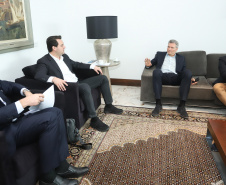 O governador Carlos Massa Ratinho Junior se reuniu nesta segunda-feira (13), no Palácio Iguaçu, com o presidente da Audi no Brasil, Johannes Roscheck. No encontro, eles conversaram sobre projetos que a montadora planeja para o Estado. A empresa alemã está instalada desde 1997 em São José dos Pinhais, na Região Metropolitana de Curitiba, na mesma planta da Volkswagen. Foto: Rodrigo Felix Leal/ANPr