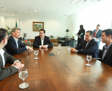 O governador Carlos Massa Ratinho Junior se reuniu nesta segunda-feira (13), no Palácio Iguaçu, com o presidente da Audi no Brasil, Johannes Roscheck. No encontro, eles conversaram sobre projetos que a montadora planeja para o Estado. A empresa alemã está instalada desde 1997 em São José dos Pinhais, na Região Metropolitana de Curitiba, na mesma planta da Volkswagen. Foto: Rodrigo Felix Leal/ANPr