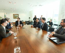 O governador Carlos Massa Ratinho Junior se reuniu nesta segunda-feira (13), no Palácio Iguaçu, com o presidente da Audi no Brasil, Johannes Roscheck. No encontro, eles conversaram sobre projetos que a montadora planeja para o Estado. A empresa alemã está instalada desde 1997 em São José dos Pinhais, na Região Metropolitana de Curitiba, na mesma planta da Volkswagen. Foto: Rodrigo Felix Leal/ANPr