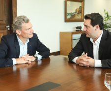 O governador Carlos Massa Ratinho Junior se reuniu nesta segunda-feira (13), no Palácio Iguaçu, com o presidente da Audi no Brasil, Johannes Roscheck. No encontro, eles conversaram sobre projetos que a montadora planeja para o Estado. A empresa alemã está instalada desde 1997 em São José dos Pinhais, na Região Metropolitana de Curitiba, na mesma planta da Volkswagen. Foto: Rodrigo Felix Leal/ANPr