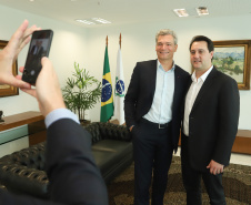 O governador Carlos Massa Ratinho Junior se reuniu nesta segunda-feira (13), no Palácio Iguaçu, com o presidente da Audi no Brasil, Johannes Roscheck. No encontro, eles conversaram sobre projetos que a montadora planeja para o Estado. A empresa alemã está instalada desde 1997 em São José dos Pinhais, na Região Metropolitana de Curitiba, na mesma planta da Volkswagen. Foto: Rodrigo Felix Leal/ANPr