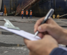 Os Portos do Paraná usam a partir desta segunda-feira (13) uma ferramenta gerencial para identificar o comportamento do trabalhador nas áreas portuárias e relacioná-lo com o potencial de risco de acidentes. É o Índice de Segurança Portuária (ISP), que faz parte do Programa de Prevenção e Redução de Acidentes, Incidentes e Desvios.Foto: Claudio Neves/APPA
