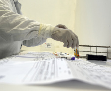 Marco de excelência nos serviços de saúde no Paraná, o Laboratório Central do Estado do Paraná (Lacen) se tornou também referência nacional para determinados exames, como os de resistência microbiana.  Foto: Antonio Américo/SESA - 13/05/2019