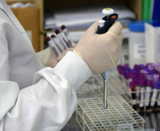 Marco de excelência nos serviços de saúde no Paraná, o Laboratório Central do Estado do Paraná (Lacen) se tornou também referência nacional para determinados exames, como os de resistência microbiana.  Foto: Antonio Américo/SESA - 13/05/2019