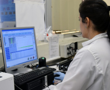 Marco de excelência nos serviços de saúde no Paraná, o Laboratório Central do Estado do Paraná (Lacen) se tornou também referência nacional para determinados exames, como os de resistência microbiana.  Foto: Antonio Américo/SESA - 13/05/2019
