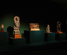 O Museu Oscar Niemeyer inicia nesta quarta-feira (15) a programação da 17ª Semana Nacional de Museus. O destaque é mediação do professor e colecionador Fausto Godoy à exposição “Ásia: a terra, os homens, os deuses”, às 15 horas. Ao longo de sua carreira diplomática ele reuniu peças raras provenientes de cerca de 10 países e doou cerca de 3 mil delas ao MON. 
Foto: Divulgação/MON