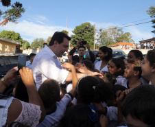 O governador Carlos Massa Ratinho Junior assinou nesta terça-feira (14), em Sertaneja, no Norte Pioneiro, autorizações de licitações e homologações para 15 municípios. Foram autorizados recapeamentos de ruas, aquisições de novos veículos, equipamentos rodoviários e mobiliário para prédios públicos. O secretário estadual do Desenvolvimento Urbano e de Obras Públicas, João Carlos Ortega, também assinou os documentos.Foto Gilson Abreu
