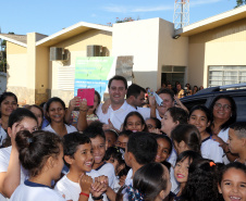 O governador Carlos Massa Ratinho Junior assinou nesta terça-feira (14), em Sertaneja, no Norte Pioneiro, autorizações de licitações e homologações para 15 municípios. Foram autorizados recapeamentos de ruas, aquisições de novos veículos, equipamentos rodoviários e mobiliário para prédios públicos. O secretário estadual do Desenvolvimento Urbano e de Obras Públicas, João Carlos Ortega, também assinou os documentos.Foto Gilson Abreu